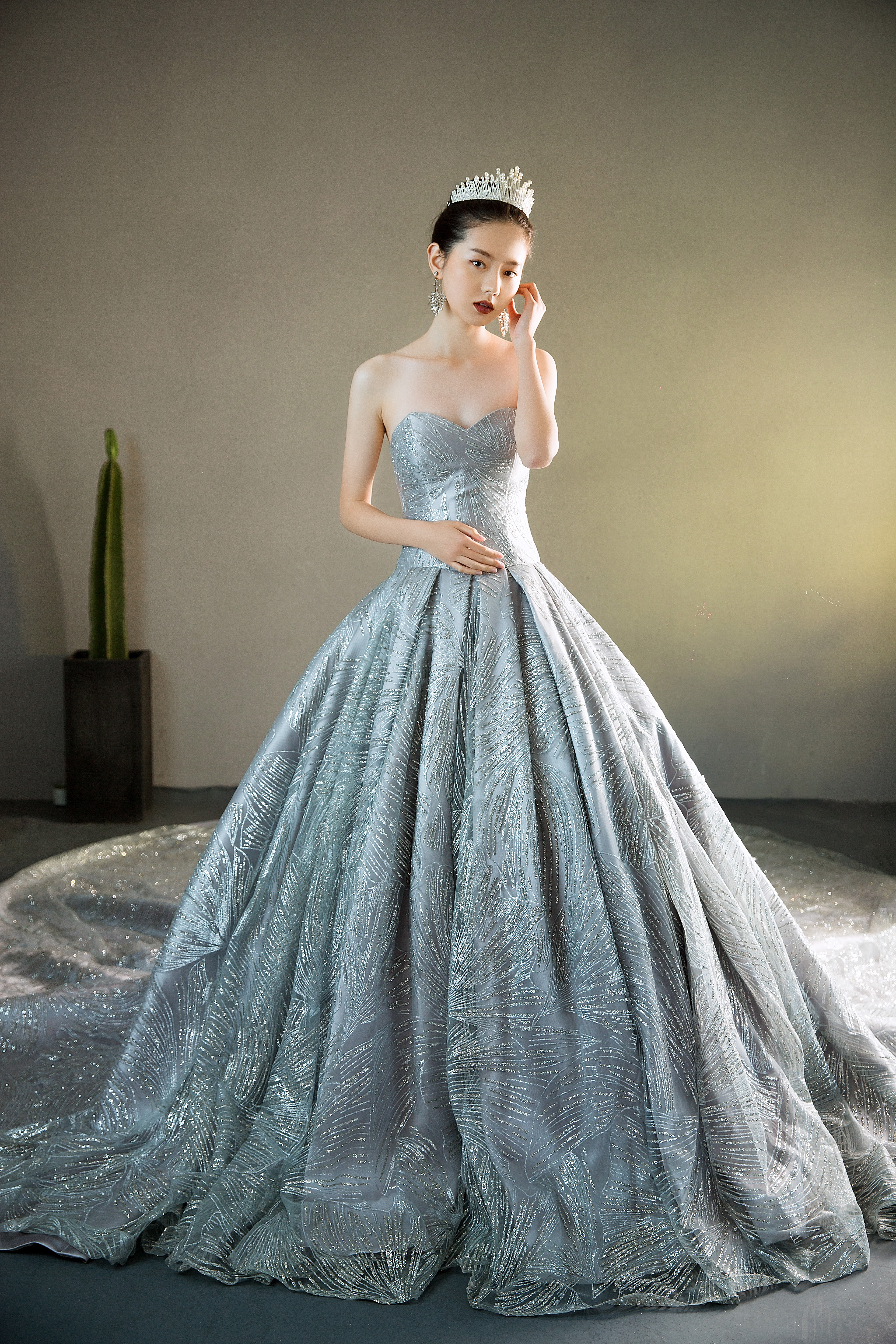 灰色个性闪耀抹胸大拖尾