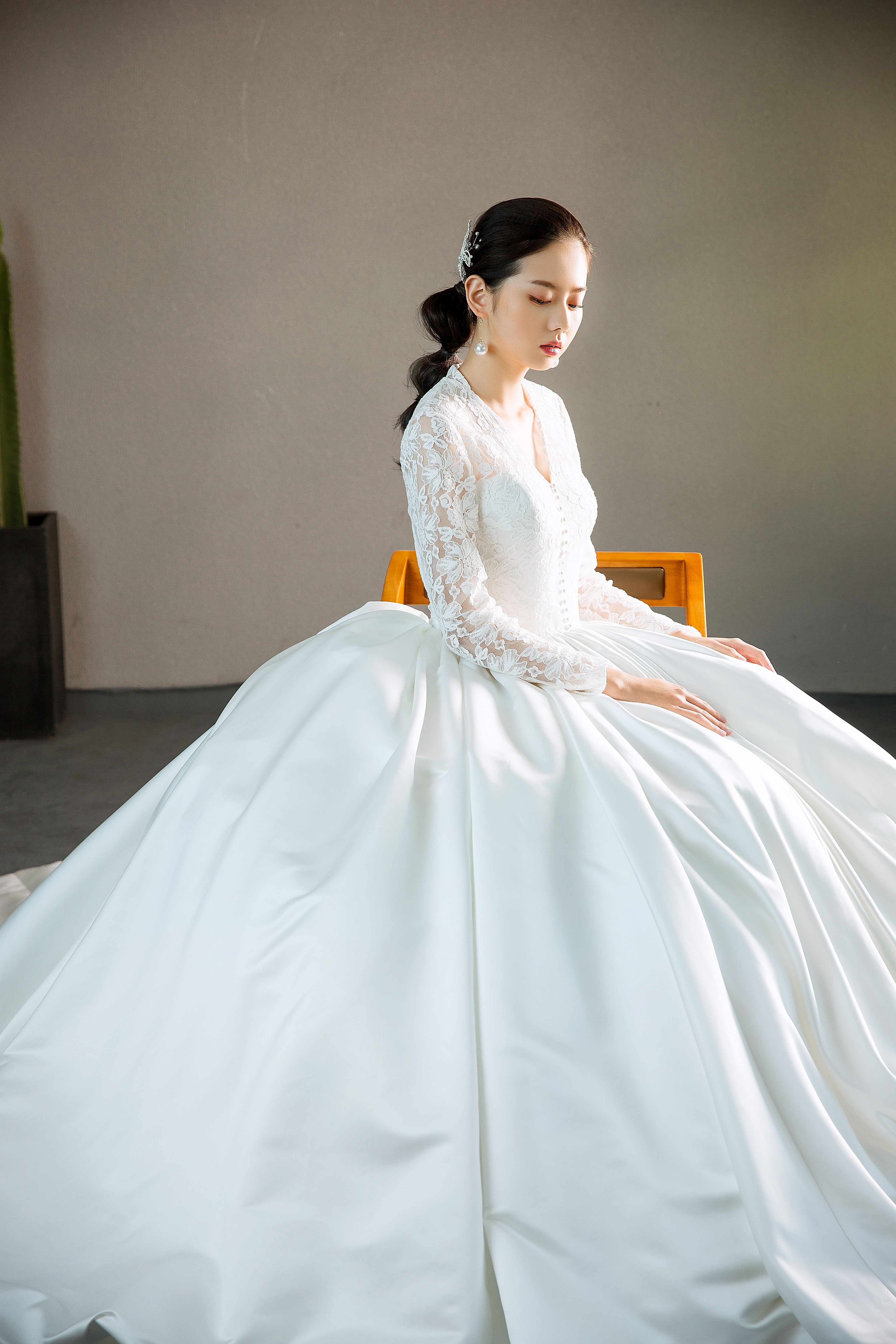 长袖蕾丝缎面宫廷风大拖尾