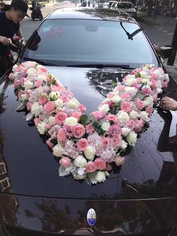 包括主婚车装饰花，跟车喜字拉花，手捧花，胸花