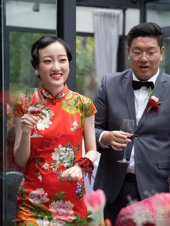 别人的婚纱1万元，我的只要699元，还万人夸