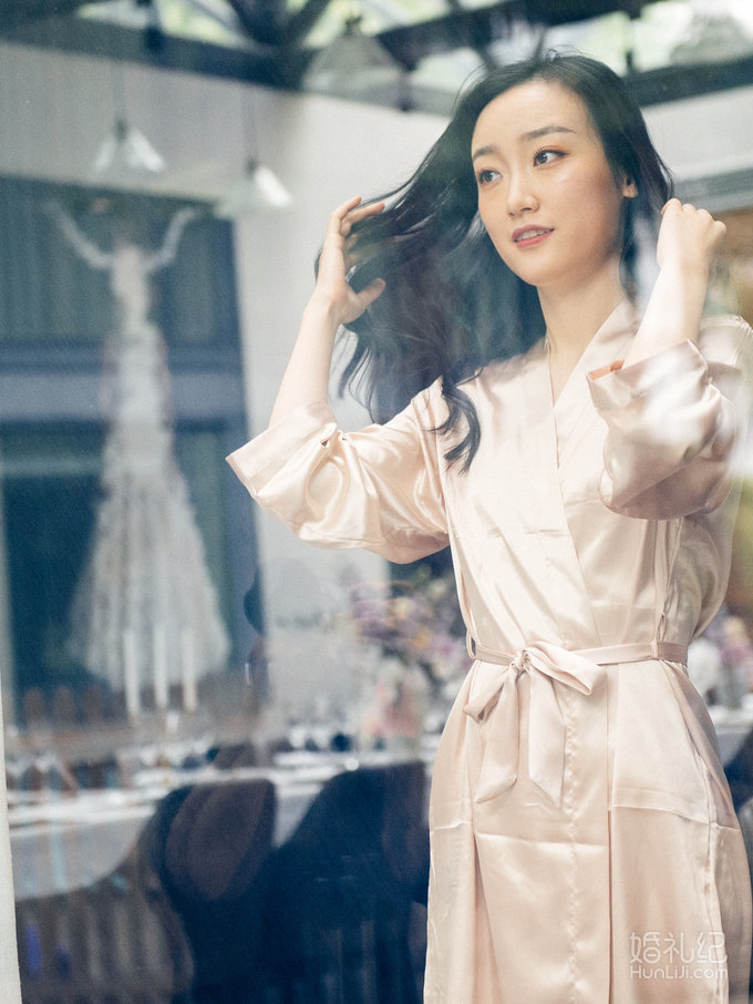 别人的婚纱1万元，我的只要699元，还万人夸