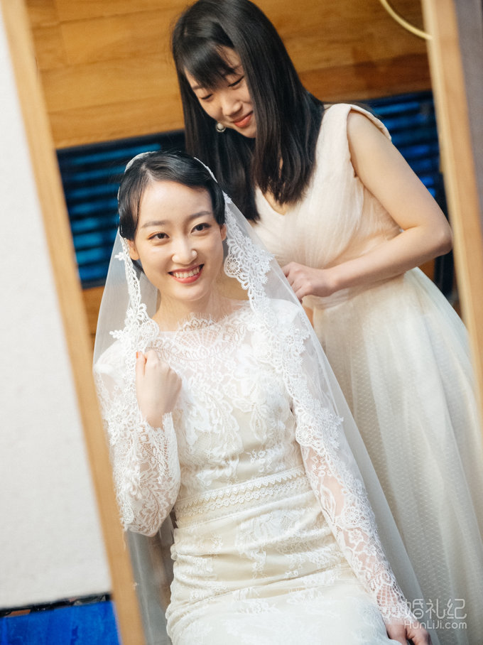 别人的婚纱1万元，我的只要699元，还万人夸