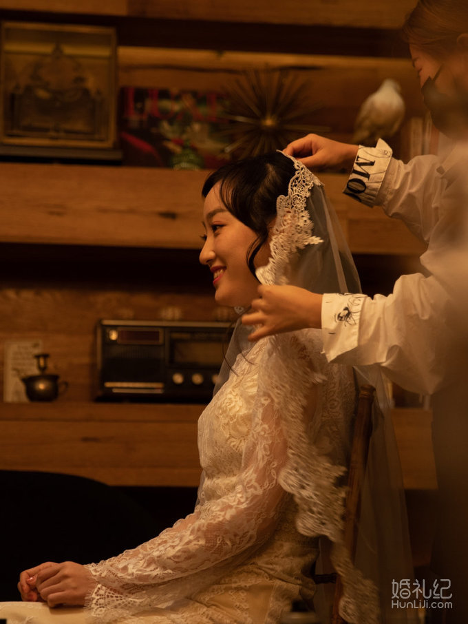 别人的婚纱1万元，我的只要699元，还万人夸