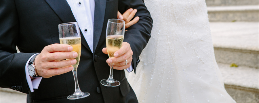 订婚宴新人先给谁敬酒