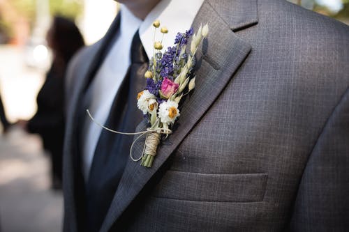 结婚胸花用什么花 是鲜花还是假花