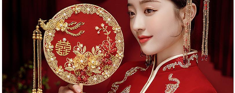 穿秀禾拿团扇还用手捧花吗