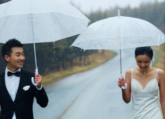 拍婚纱照下雨天改期吗