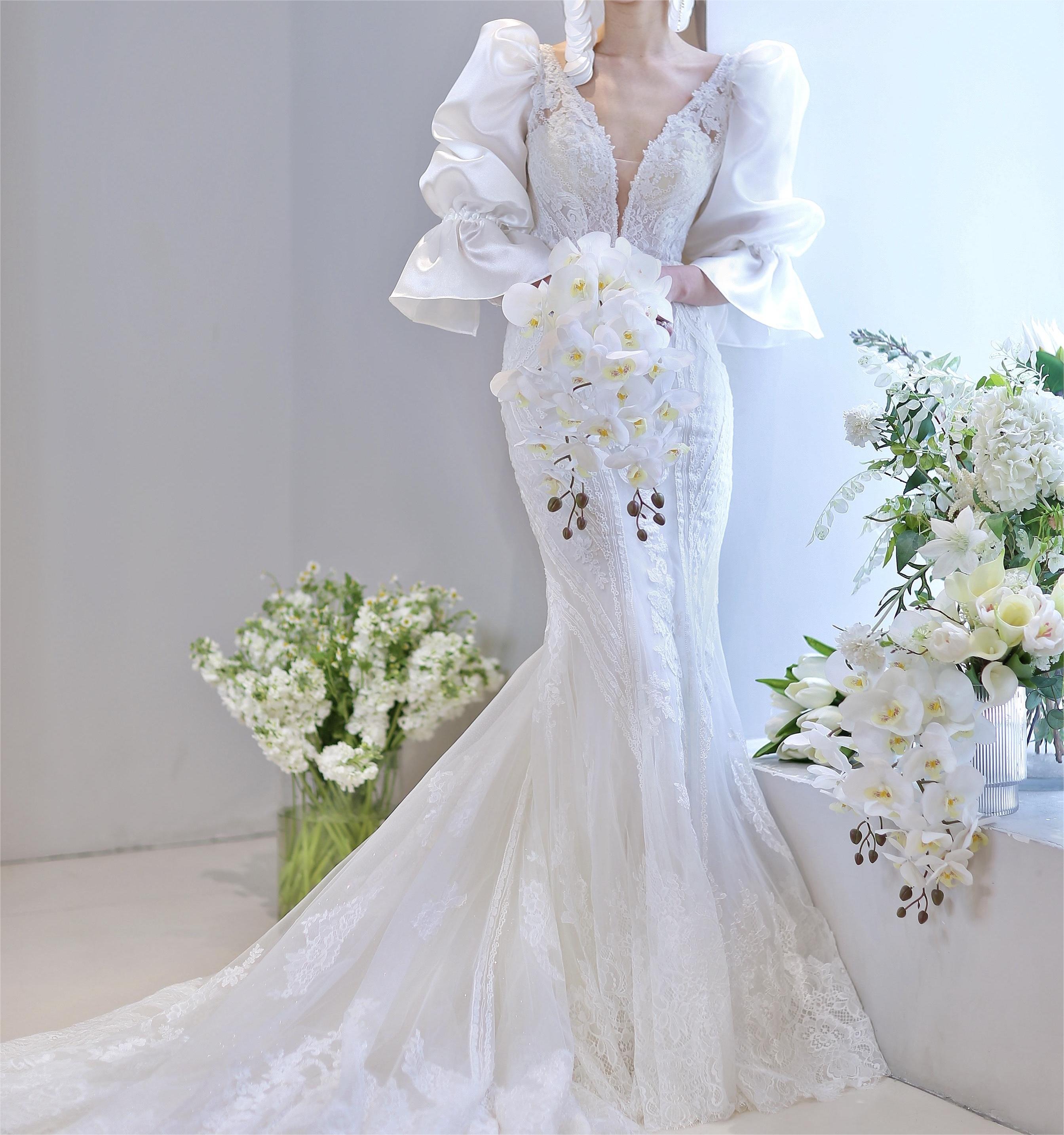 气质优雅的美女新娘白色鱼尾裙婚纱高清桌面壁纸图片 | 犀牛图片网
