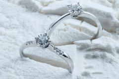求婚先买个普通戒指再买钻戒可以吗