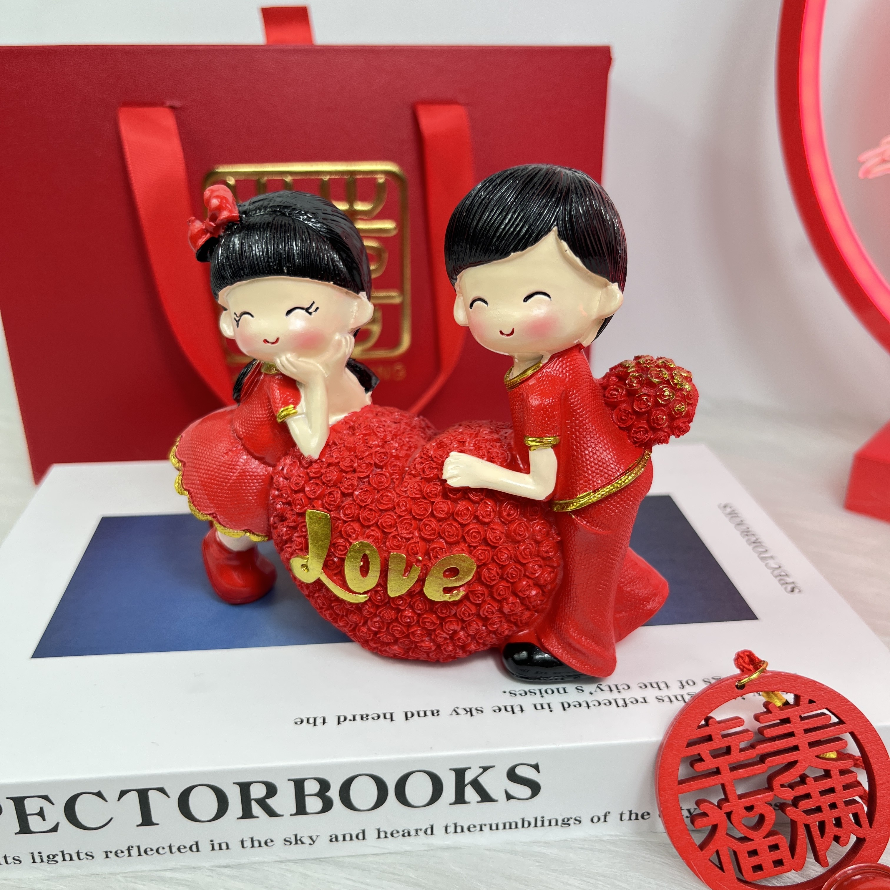 包郵【LOVE趴心】訂婚創(chuàng)意情侶love擺件樹脂新婚房間裝飾結(jié)婚禮物送新娘家居裝飾品擺件