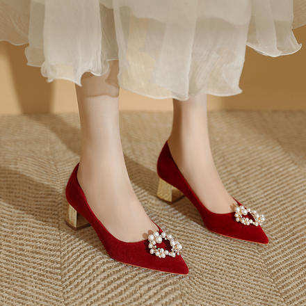 红色婚鞋女2023新款粗跟新娘鞋不累脚中式秀禾服订婚鞋大码高跟鞋