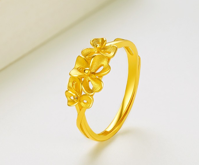图源：周大生 优雅花朵黄金戒指