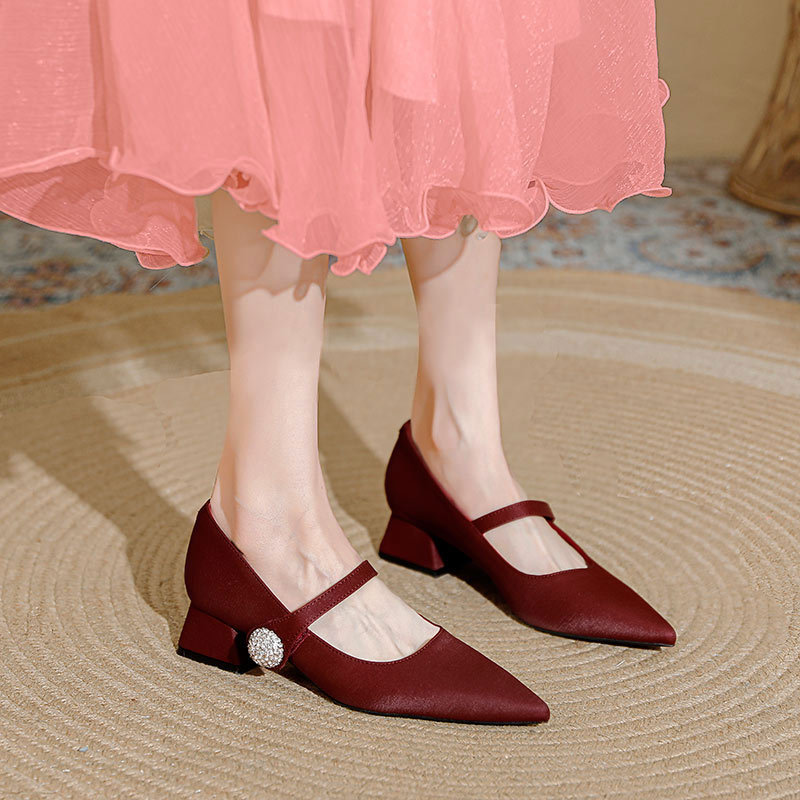 尖头高跟鞋不累脚2024年春季新款红色婚鞋魔术扣带粗跟玛丽珍单鞋