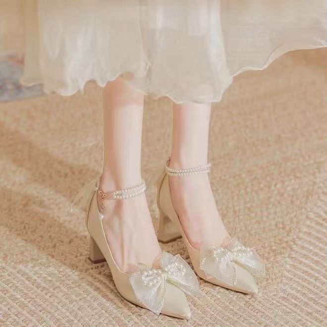 一字扣單鞋女粗跟緞面婚鞋新款旗袍禮服蝴蝶結高跟鞋米白色