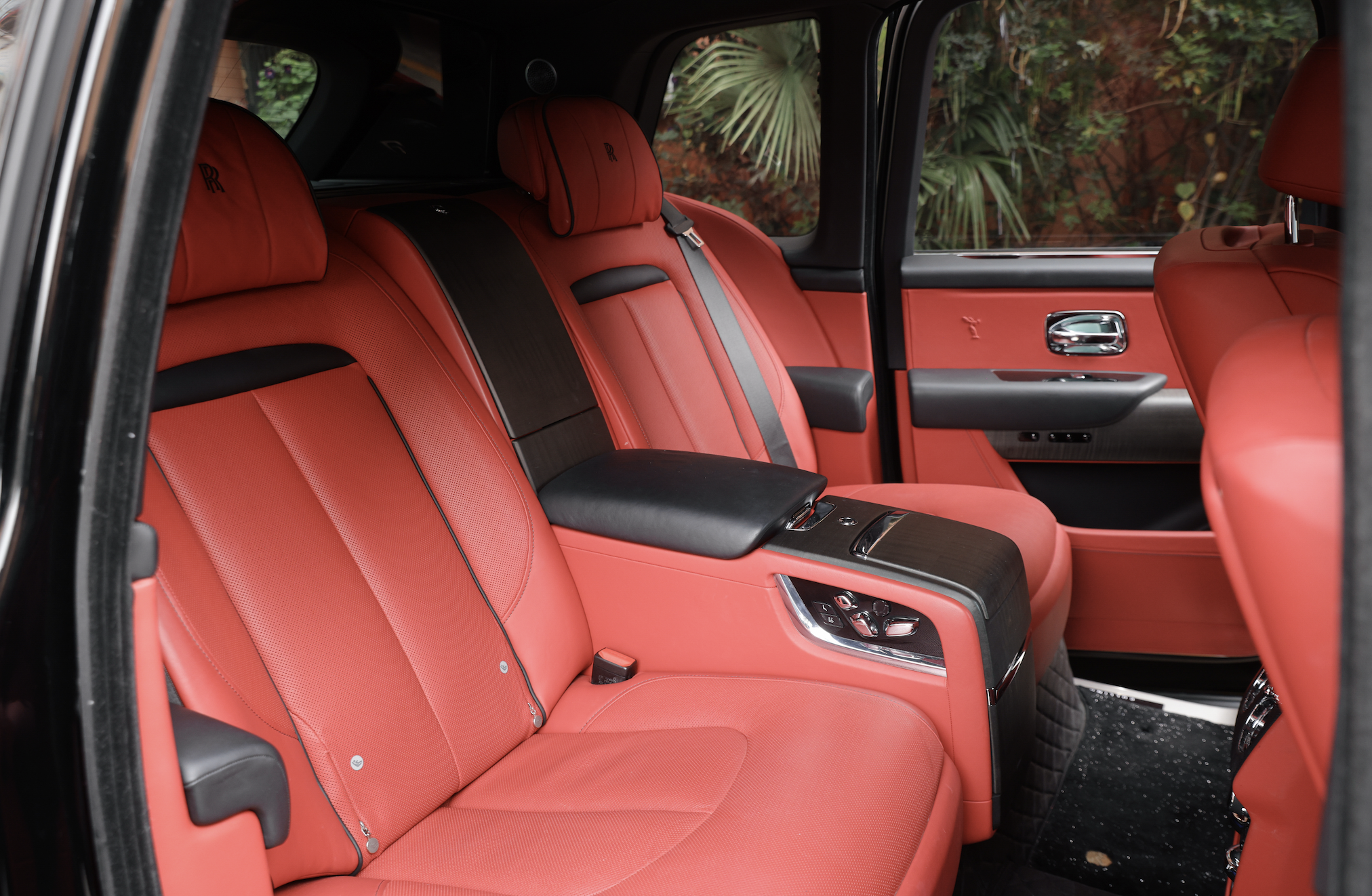 【劳斯莱斯】库里南 + 【路虎】行政*7辆