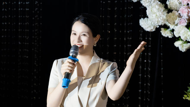 愿有岁月可回首，且以深情共白头