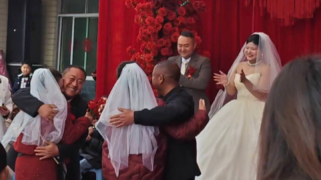 捧花环节送给爸爸妈妈