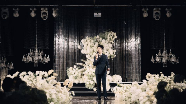 一身戎装保家国，一袭白纱待君达