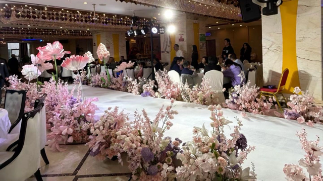 假装看不见，余光千百遍